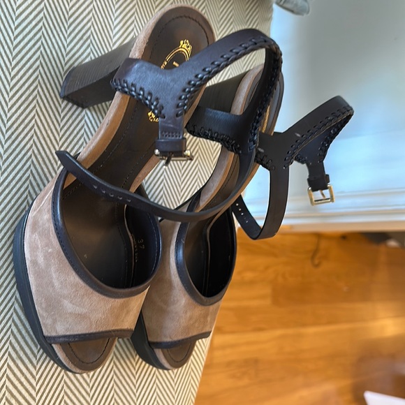 Tod’s platform sandals—chic and chic! - Picture 1 of 3